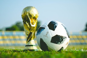 FIFA 26-巅峰跨界对决，西亚卡姆、德罗巴联手60激战DWG，绝杀时刻胜负难料